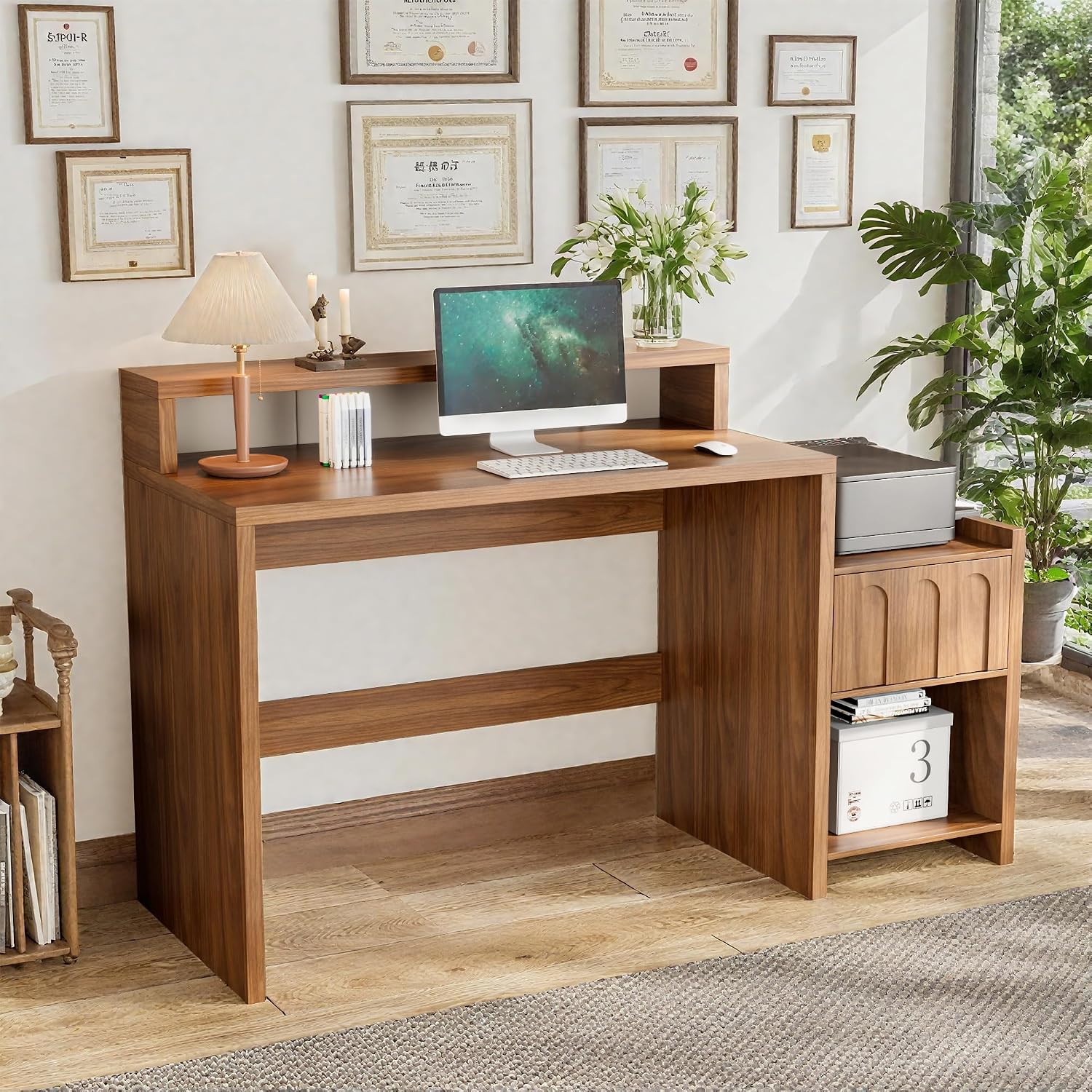 Home Office Work Table - 60インチのエグゼクティブデスク（引き出しとプリンターシェルフ付き）、ミッドセンチュリーモダンなホームオフィス用ワークテーブル、収納付き木製コンピューターデスク